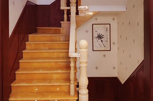 潮州中式别墅室内汉白玉石楼梯的定制安装装饰效果